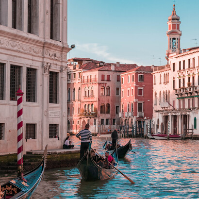 Canaletto fait du lieu, le véritable sujet de son tableau; plus que l’évènement en lui-même, c’est la ville, son histoire qui est magnifiée