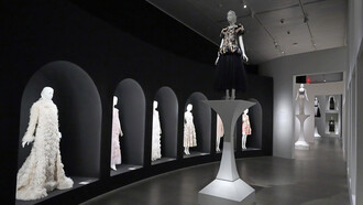 Interno del museo Met a New York adibito per la mostra di Karl Lagerfeld