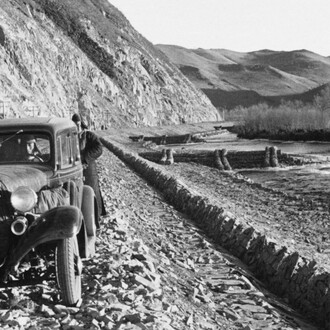 Ella Maillart, La route japonaise en construction, 1934, Mandchoukouo © Succession Ella Maillart et Photo Elysée, Lausanne