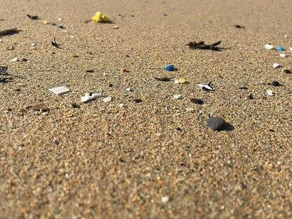 Detriti di microplastica su una spiaggia del Finistère, Francia