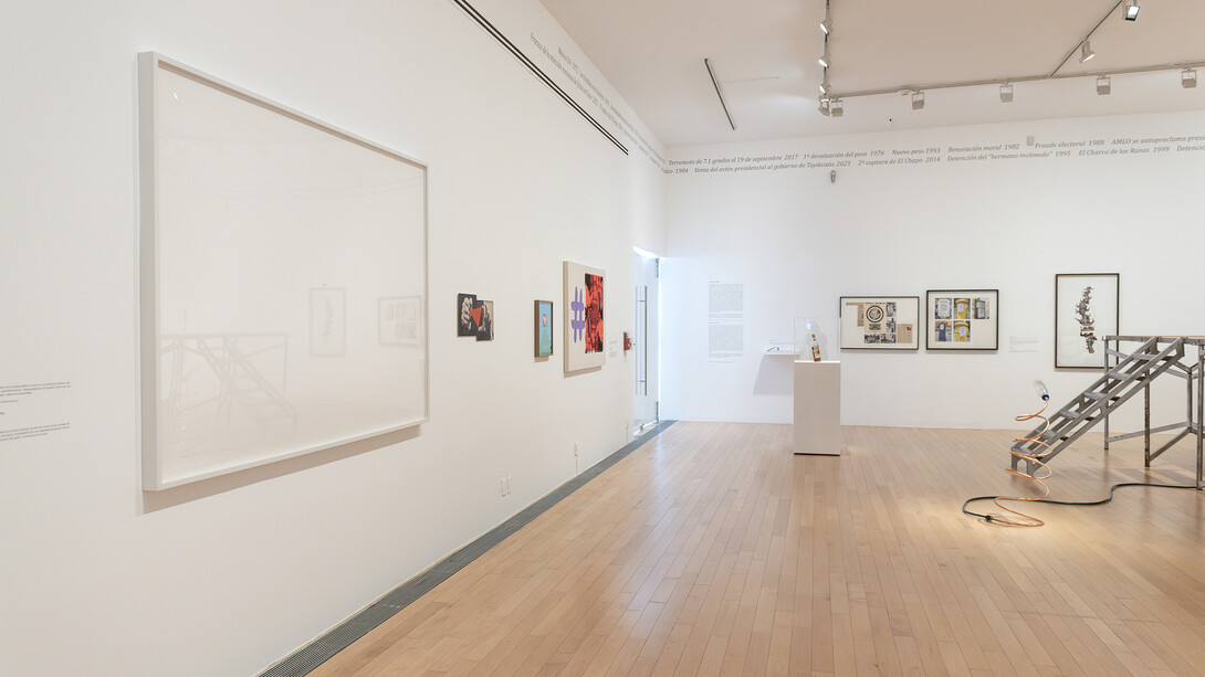 Jonathan Hernández, Política ficción (el dinosaurio sigue aquí), vista de la exhibición. Cortesía del Museo Amparo