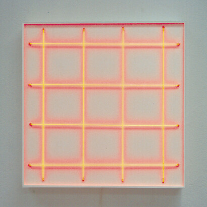 François Morellet, 4 néons 0° - 4 néons 90° avec 2 rythmes interférents, 1972 Acrilico su legno e neon rosso, 80x80 cm Courtesy A arte Invernizzi, Milano