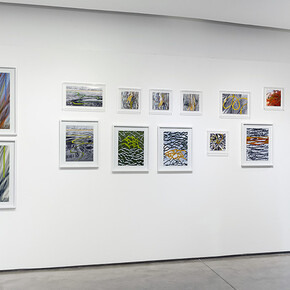 Varis artistas, Entre lo que se ve y se adivina, vista de exhibición. Cortesía de la Galería Otto 