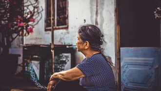 ¿Por qué me trata como si yo fuera una niña?, se pregunta y se ve a sí misma dando de comer a sus hijos y nietos