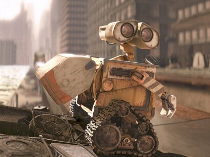 Cena do filme Wall-E. Posteriormente, tais tecnologias são disponibilizadas para desenvolvedores menores, permitindo-lhes utilizar pontos de partida robustos sem precisarem idealizar soluções do zero. No entanto, o filósofo Yuk Hui, em seu livro *Art and Cosmotechnics*, adverte contra a percepção de que a IA é neutra e universal
