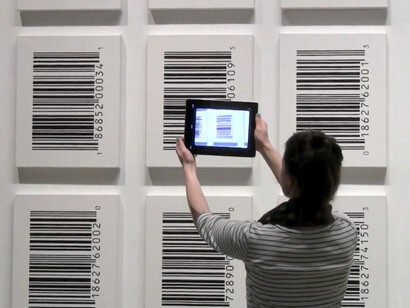 As obras de Scott Blake desafiam a percepção comum dos códigos de barras, transformando-os em arte que questiona o consumo em massa. seu trabalho é inovador, original e provoca reflexões sobre identidade e sociedade. Exposição I am What I Eat do artista Scott Blake no Ulrich Museum Of Art em Wichita, Kansas, Estados Unidos