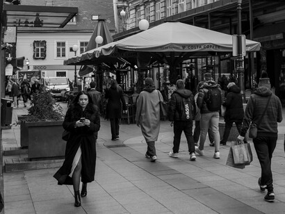 Locais andam pelo centro de uma cidade. Na minha cabeça, não faz sentido planejar uma viagem para um novo local, cidade ou país e não mergulhar na cultura local. Conhecer apenas os pontos turísticos não basta