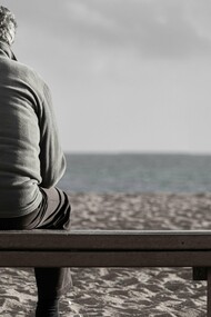 Anacleto era um homem bom — de uma bondade grave, quase triste, dessas que parecem pedir desculpa por existir. Falava baixo, com suavidade, como quem mede as palavras antes de as libertar. Tinha boa aparência. A voz transmitia segurança, uma espécie de chão sob os pés. Depois veio o azar. O corpo começou a diluir-se na doença, a carne a ceder terreno, e com ela uma irritação surda contra tudo o que não vivera, contra os sonhos que não concretizara antes da tarde descer sobre a floresta da sua vida