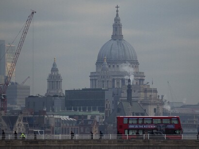 Londres. La cúpula de la catedral de St. Paul nublada por la contaminación