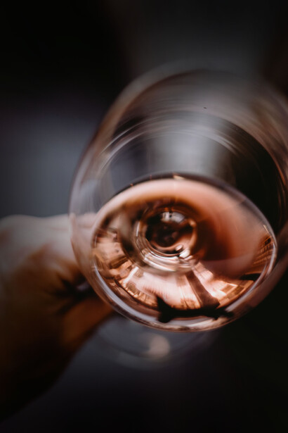 Bicchiere di vino, enoturismo. Secondo le stime saranno 10 milioni i vacanzieri che pernotteranno fuori casa “grazie al vino”, di cui 3 milioni saranno stranieri, francesi, tedeschi, inglesi, americani ecc., chiedono di essere coinvolti nelle settimane della vendemmia, momento importantissimo dell’annata agraria