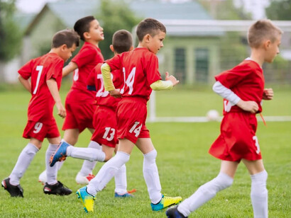 Niños jugando fútbol: en el deporte infantil, la prioridad debería ser que el niño tenga una experiencia deportiva agradable