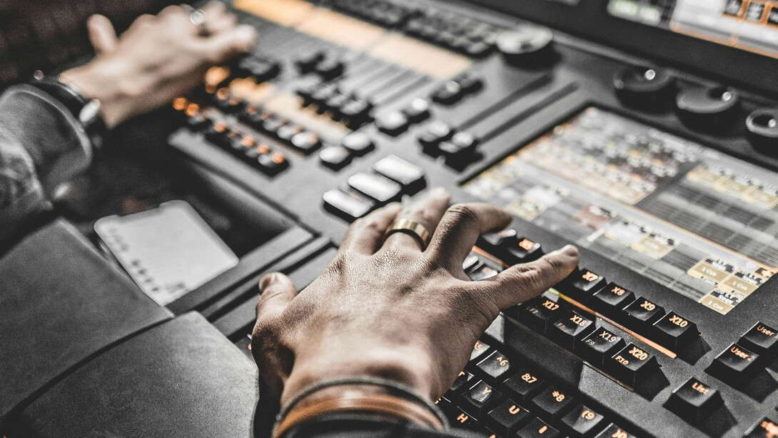 A manipulação da mídia e a disseminação de fake news ameaçam a liberdade de expressão. As redes sociais emergem como defensoras da verdade, revelando a importância de preservar um espaço digital livre e transparente para todos