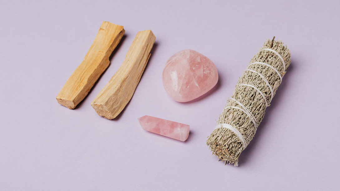 Elementos da natureza como palo santo, pedras de quartzo e ervas para defumação