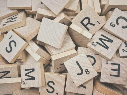 Gioco per bambini con lettere su tasselli in legno per comporre parole