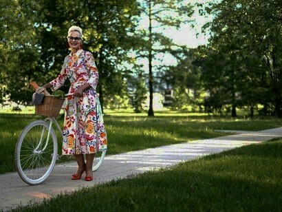 Idosa passeia de bicicleta. A prática de exercícios aeróbicos e de resistência, como caminhadas, ciclismo, dança e natação fortalece o coração e os pulmões, melhorando a circulação