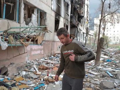 Ein Mann geht in der zweitgrößten ukrainischen Stadt Charkiw durch die Ruinen eines Wohnhauses, das am Tag zuvor durch Beschuss beschädigt worden war