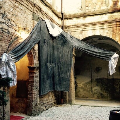 Caravaggio vs El greco, anno 2015, installazione e performance, Costacciaro Palazzo Vescovile