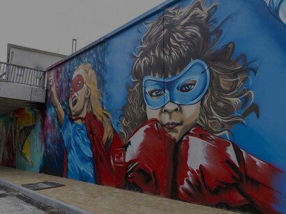 Grafite do artista Mr. Dheo na Rua Monsenhor Fonseca Soares, Porto, Portugal