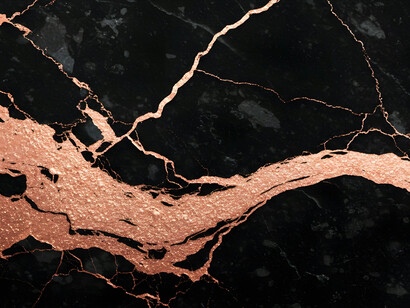 Las grietas resaltadas con oro en una pieza de kintsugi representan una poderosa metáfora del crecimiento postraumático: las cicatrices permanecen, pero también pueden convertirse en testimonio de fortaleza y resiliencia
