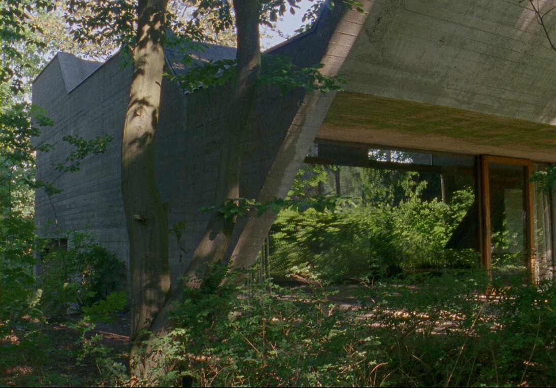 Aglaia Konrad, Das Haus (ausgestellt), 16 mm Film transfered on video, Film duration 21 min, Courtesy the artist and gallery Nadia Vilenne