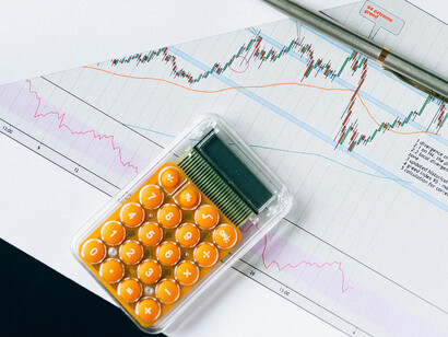 Explore o impacto dos algoritmos na monetização de dados pessoais e como as redes sociais transformam nossas interações em valiosas informações para anunciantes