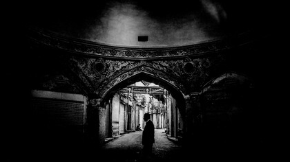 Un hombre camina por el Gran Bazar de Teherán, Irán