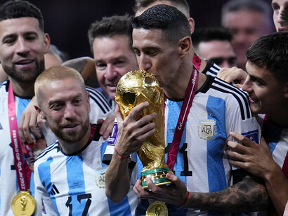 Argentinos beijam a taça da copa do mundo após vencerem partida e se tornarem tricampeões mundiais 