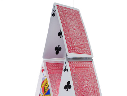 El maquiavelismo se distingue por la idea de superponer la «razón de Estado» sobre cualquier otra consideración ética o moral para mantener el poder