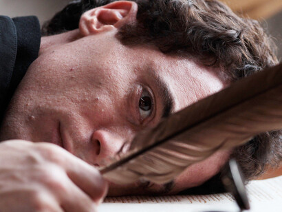 Elio Germano in una scena del film Il Giovane Favoloso