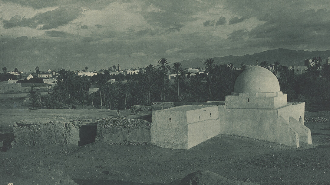 Lehnert & Landrock, ​Sans titre, identifié comme « Tombeau d'un marabout dans un oasis de Gafsa », 1904-1914. Avec l'aimable autorisation de Photo Elysée © Lehnert & Landrock, Edouard Lambelet et Photo Elysée