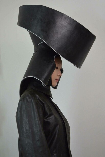 Mijoda Dajomi, cappello per la raccolta della pioggia, della serie ''headwear artefacts'' (manufatti copricapo)