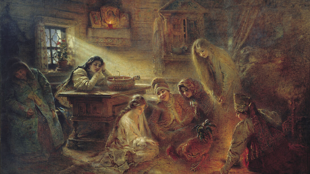 Konstantin Makovsky (1839–1915). 1905, óleo sobre lienzo, Museo Estatal de Historia de la Religión, Moscú, Rusia. Adivinaciones navideñas: en el interior de una cabaña rural, seis muchachas se dedican a adivinar el futuro: cinco de ellas se han reunido alrededor de un gallo que picotea grano junto a la muchacha sentada a la izquierda, lo que debería presagiarle un pronto matrimonio. Más a la izquierda, junto a la ventana, una muchacha está sentada a la mesa, sobre la que hay agua y velas. Junto a ella, en un banco, duerme una anciana