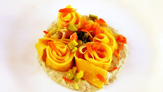 Pappardelle vegan con crema di fave e anacardi e foglie di bieta 