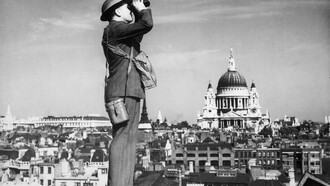 Un miembro del Cuerpo de Observadores vigila los cielos de Londres, 1940