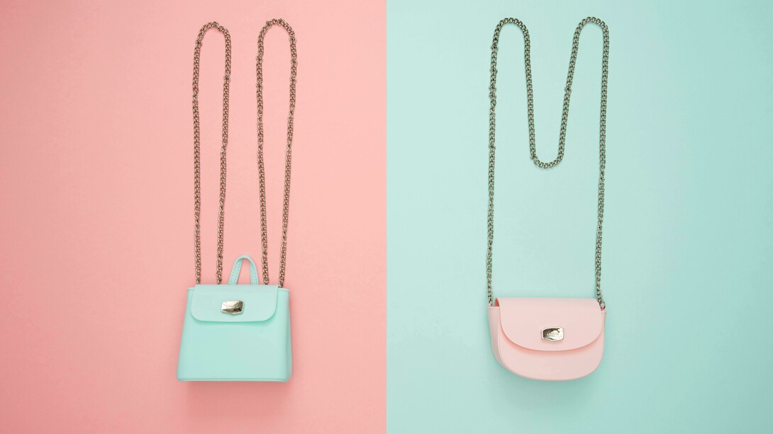 A escolha da bolsa ideal depende sobretudo do material, do tamanho e da cor que melhor se adaptem ao seu estilo e às suas necessidades diárias. Materiais duráveis, como couro natural ou opções veganas de boa qualidade, tendem a resistir mais ao tempo, enquanto tecidos e acabamentos especiais exigem atenção extra. O tamanho deve ser definido pelo que você realmente carrega no dia a dia, e a cor precisa conversar com a paleta predominante do seu guarda-roupa — preto para tons frios e sóbrios, marrom para looks vibrantes ou terrosos e bege para combinações suaves. Por fim, mais importante do que marcas famosas é escolher um modelo bem estruturado, com acabamento de qualidade e que funcione para o seu estilo de vida