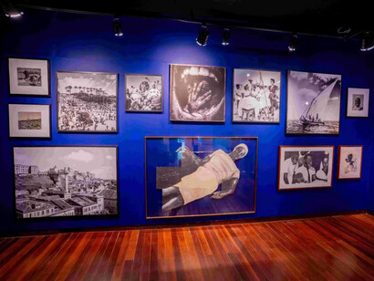 A memória da resistência negra permanece presente nas representações contemporâneas da história de Salvador. A exposição Ecos Malês revisita esse passado para aproximá-lo das questões de liberdade, identidade e resistência que continuam atravessando a sociedade brasileira