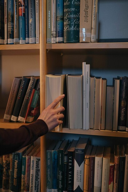 Al llegar a la contemporaneidad y alcanzar una madurez particular que supera la constante obsesión por la autodefinición, el arte escrito mantiene viva una sensibilidad plural y heterogénea, capaz de seguir creando a la orilla de la esperanza y retroalimentarse del encuentro y conflicto de su historia