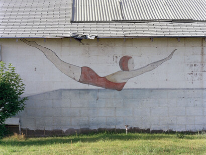 Jeff Brouws, Swan Dive, Beaver, Utah, 1991, archival pigment print, © Jeff Brouws. Courtesy Robert Mann Gallery
