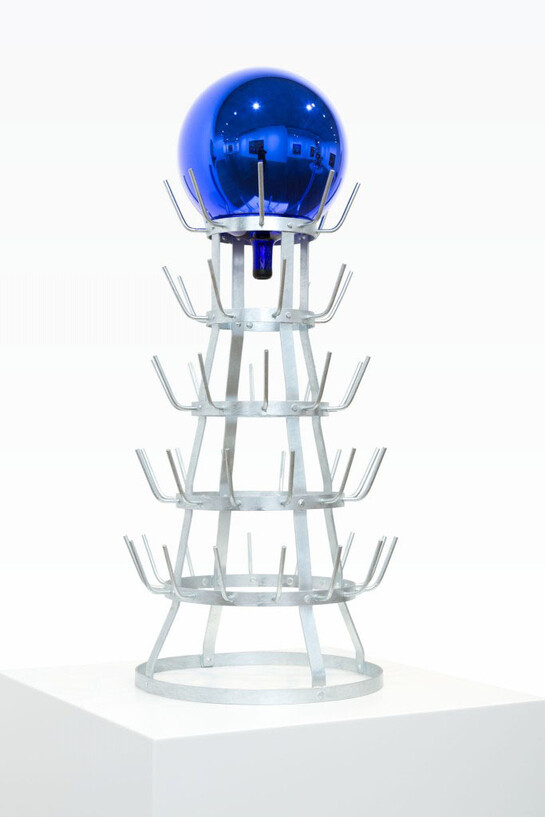 Jeff Koons, Gazing Ball (Bottlerack), 2016, Galvanized steel and glass, 91,44 x 40,48 x 40,48 cm, 36 x 15 15/16 x 15 15/16 inches
Ed 1/3 + 1 AP. Courtesy of Almine Rech Gallery