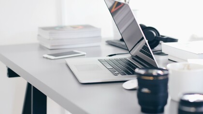 Scrivania in disordine: se vuoi far crescere qualcosa a cui tieni - sia che si parli di business o di una relazione importante - coltiva armonia e chiarezza mentale derivante da una mente e uno spazio ordinati