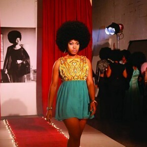 Carrie Mae Weems, Afro-Chic, 2010, Digital color video, with sound, 5 min., 30 sec. Collection of the artist, courtesy Courtesy the artist and Jack Shainman Gallery, New York © Carrie Mae Weems