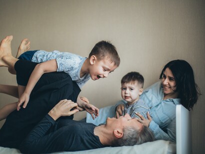 Pais e filhos brincam juntos