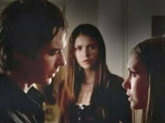 Cena da série The Vampire Diaries. Ainda quero ir em Nova York beber um café no Central Park, conhecer o Upper West Side, ir à Disney para conhecer o Mickey Mouse e os castelos de princesas, esbarrar sem querer num vampiro Salvatore ou quem sabe virar uma Cullen, hello Edward, conhecer a Escócia e mais da história da rainha Mary, ir ao México no show da minha banda favorita, fazer compras como Blair e Serena num verão qualquer em Paris ou me casar com meu próprio Chandler Bing