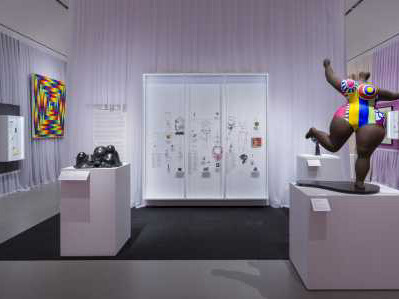 Various artists, Artists’ jewelry. From cubism to pop, the Diane Venet collection, exhibition view. Courtesy of Norton Museum of Art