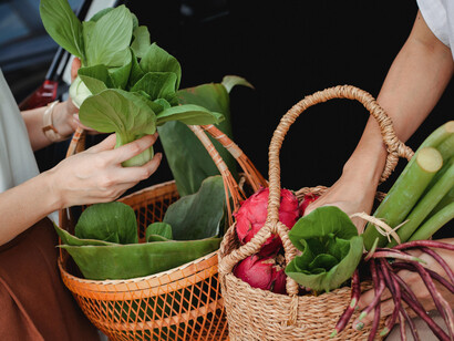 Canastas de verduras frescas. Los proveedores locales ofrecen frescura y flexibilidad, lo que es esencial para un negocio que necesita respuestas rápidas