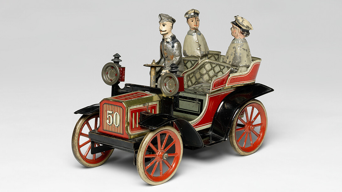 Georges Carette & Co., Automobil mit Insassen, Nürnberg, um 1900. Courtesy of Germanisches Nationalmuseum