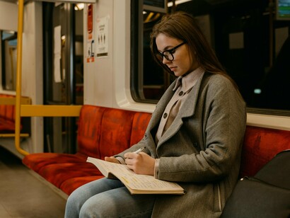 Ao entrar no trem percebi que em uma das cadeiras individuais estava uma moça alta e de ossatura larga, que logo pôs-se a arrumar na mesinha destinada ao lanche, uma bolsa gigante com muitos itens que claramente ela usaria em segundos. Dedicou-se bravamente a ir de sua cadeira ao banheiro do trem algumas vezes, e voltava de lá como se tivesse tomado banho