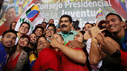 El presidente Nicolás Maduro con jóvenes venezolanos
