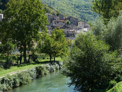 Il borgo di Scheggino lungo il fiume Nera