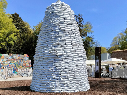 Obra de arte do artista Pavlo Makov instalada no jardim da Bienal de Veneza, consagrou a área como Piazza Ucrânia, após retratar a guerra no país